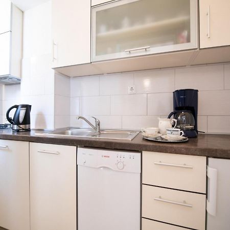 Apartment Marina With Sea View Ловран Екстериор снимка