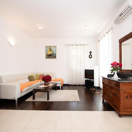 Apartment Marina With Sea View Ловран Екстериор снимка