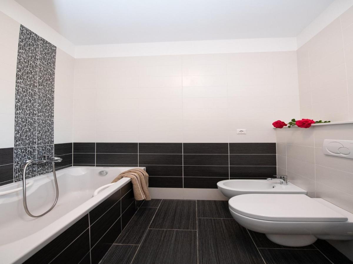 Apartment Marina With Sea View Ловран Екстериор снимка