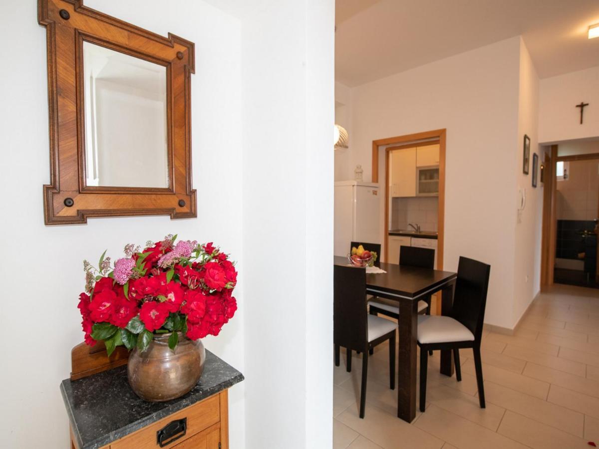 Apartment Marina With Sea View Ловран Екстериор снимка