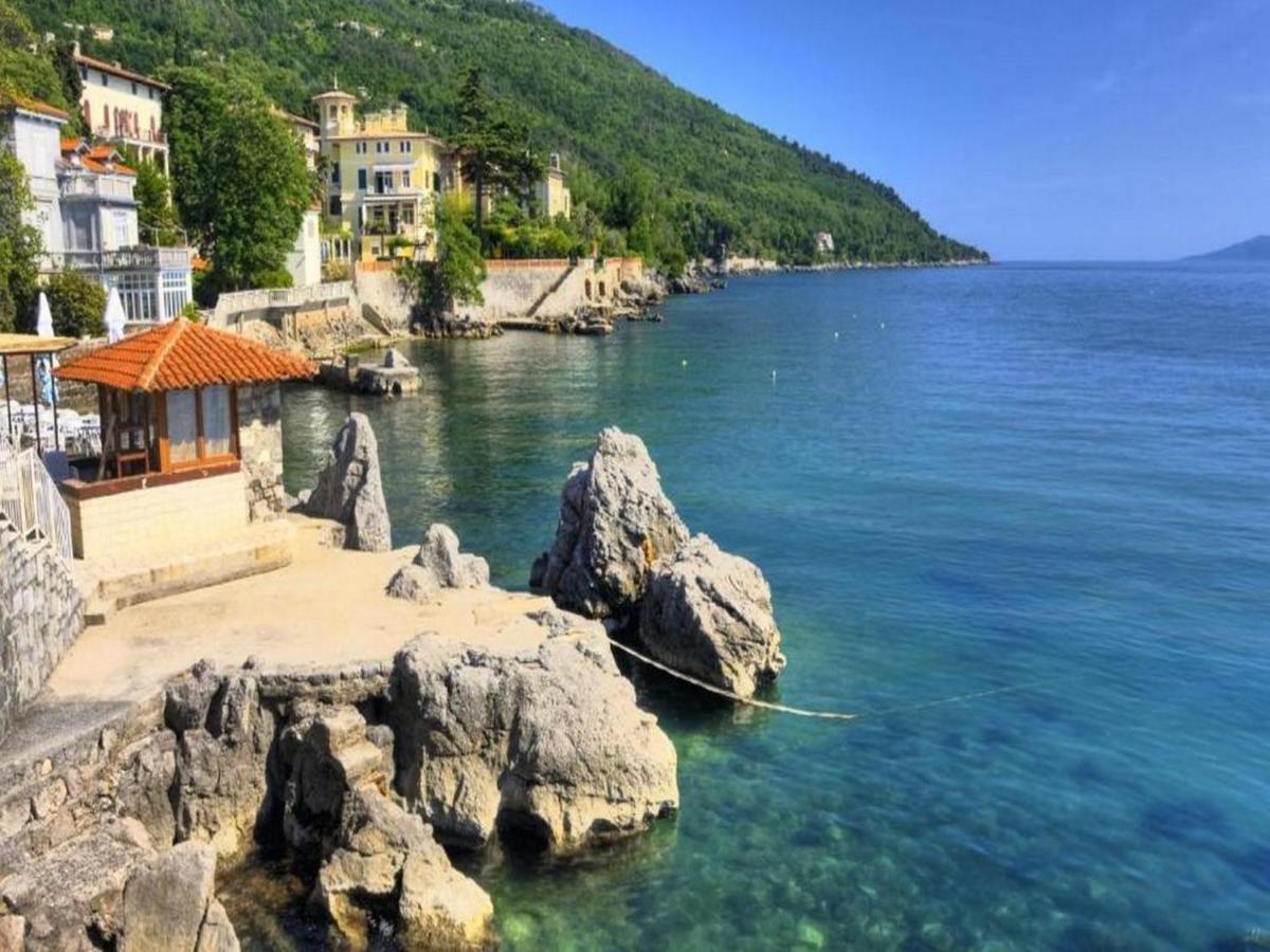 Apartment Marina With Sea View Ловран Екстериор снимка
